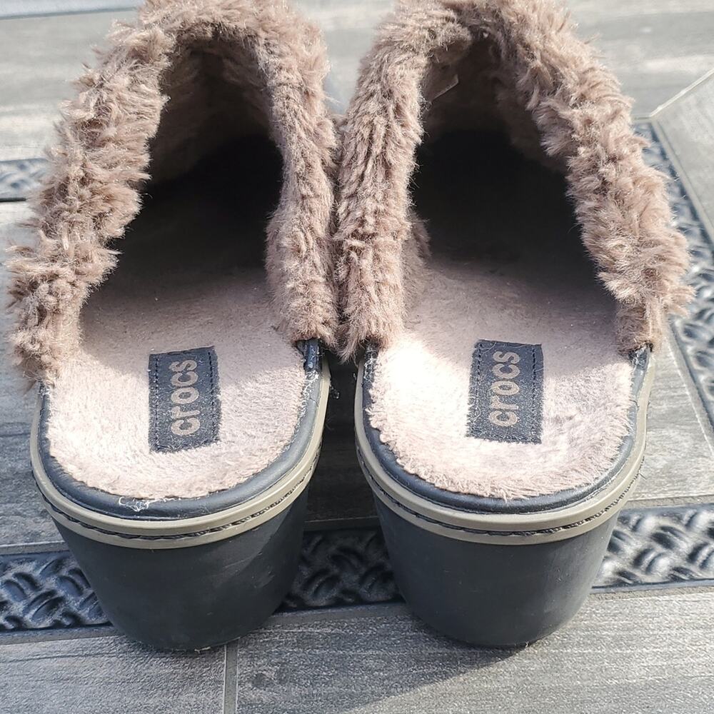 Crocs Cobbler Fuzz Clogs Size 8 - Picture 3 of 6